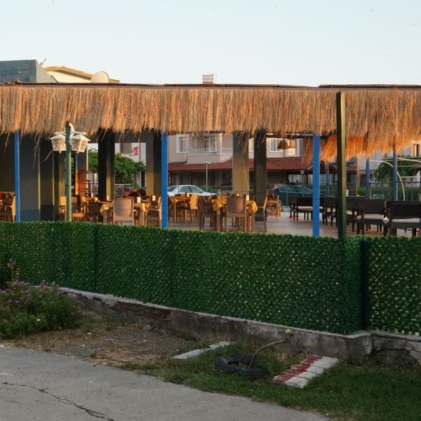 Konfor Cafe gün batımında dış cephe ve bahçe