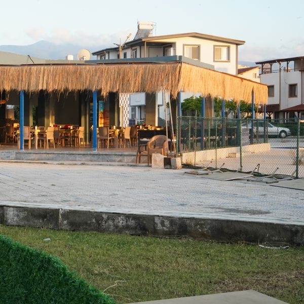 Konfor Cafe geniş hasır çatılı oturma alanı