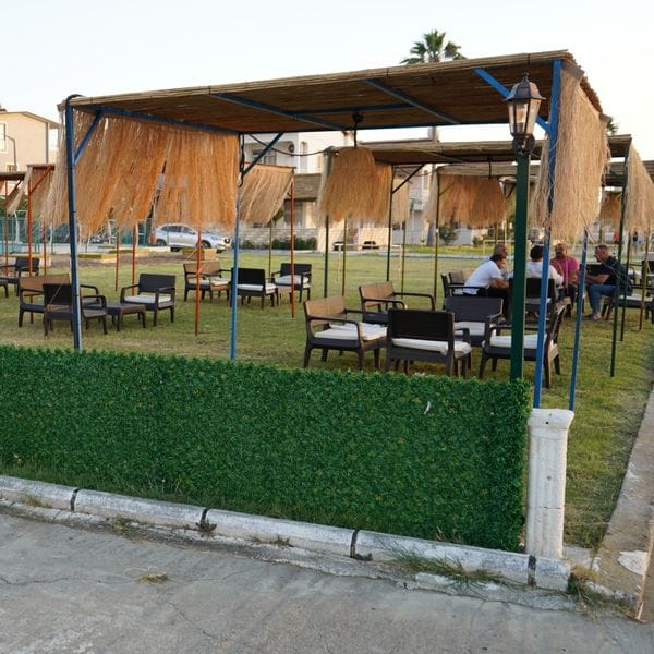 Konfor Cafe bahçe oturma alanı ve masalar