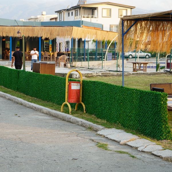 Konfor Cafe dış mekan yürüyüş yolu ve oturma alanı