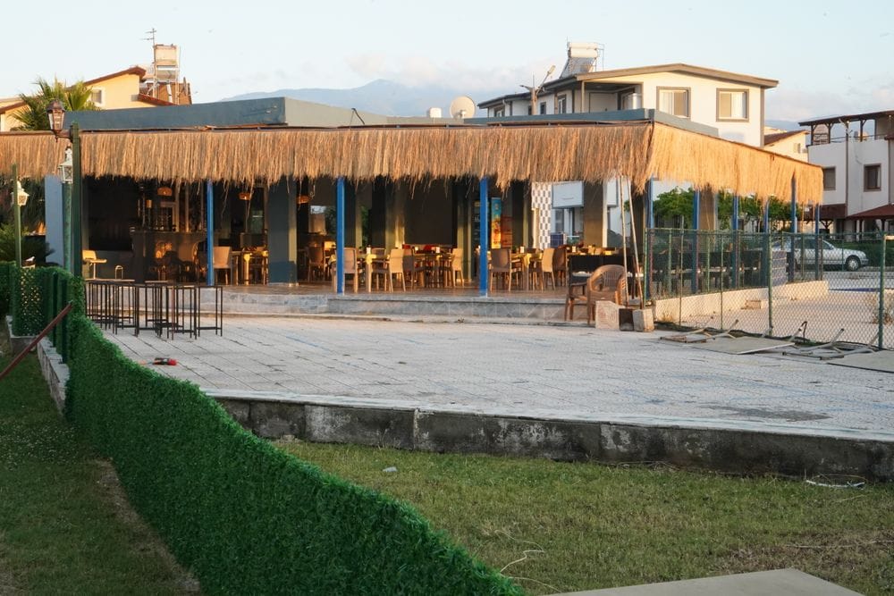 Konfor Cafe hasır çatılı geniş oturma alanı ve dağ manzarası