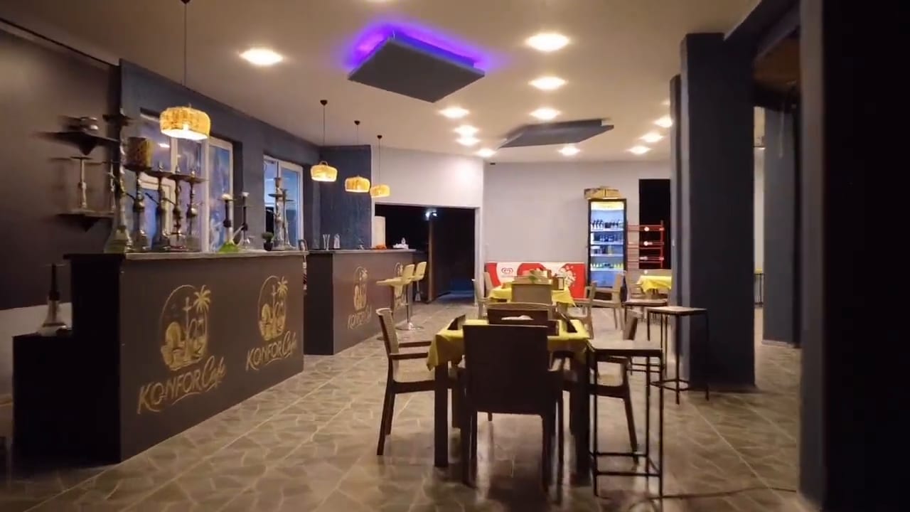 Konfor Cafe akşam atmosferi — ferah iç mekan ve sıcak aydınlatma